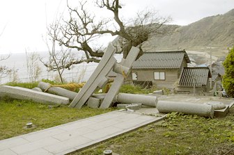 倒壊した輪島市門前町吉浦の白山宮の鳥居